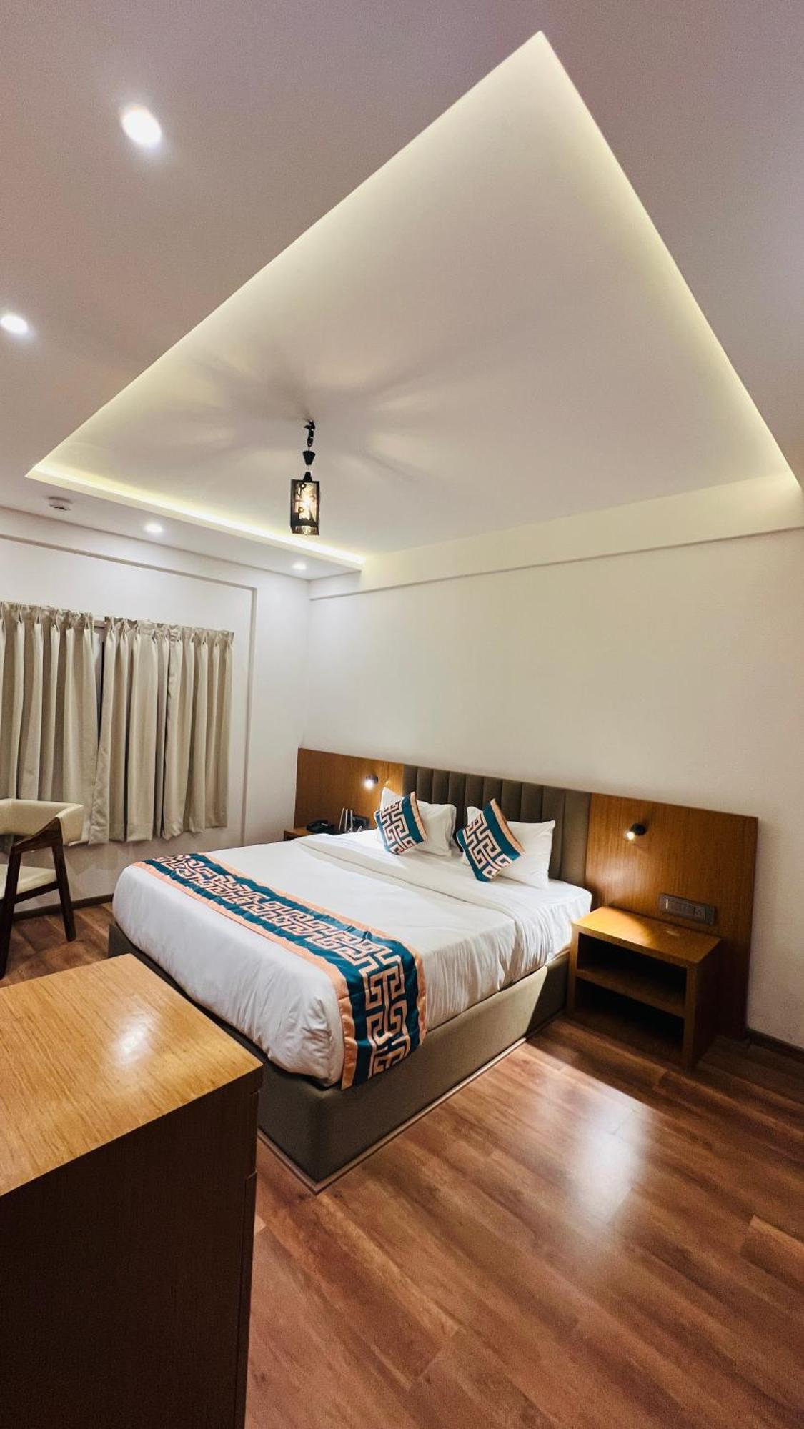 Hotel Aashraya Dod Jala Extérieur photo