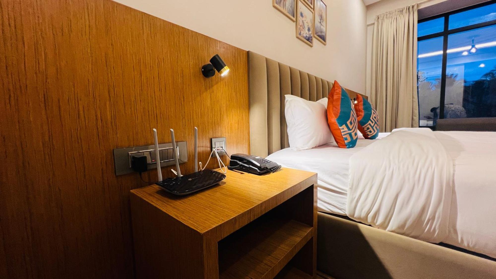 Hotel Aashraya Dod Jala Extérieur photo