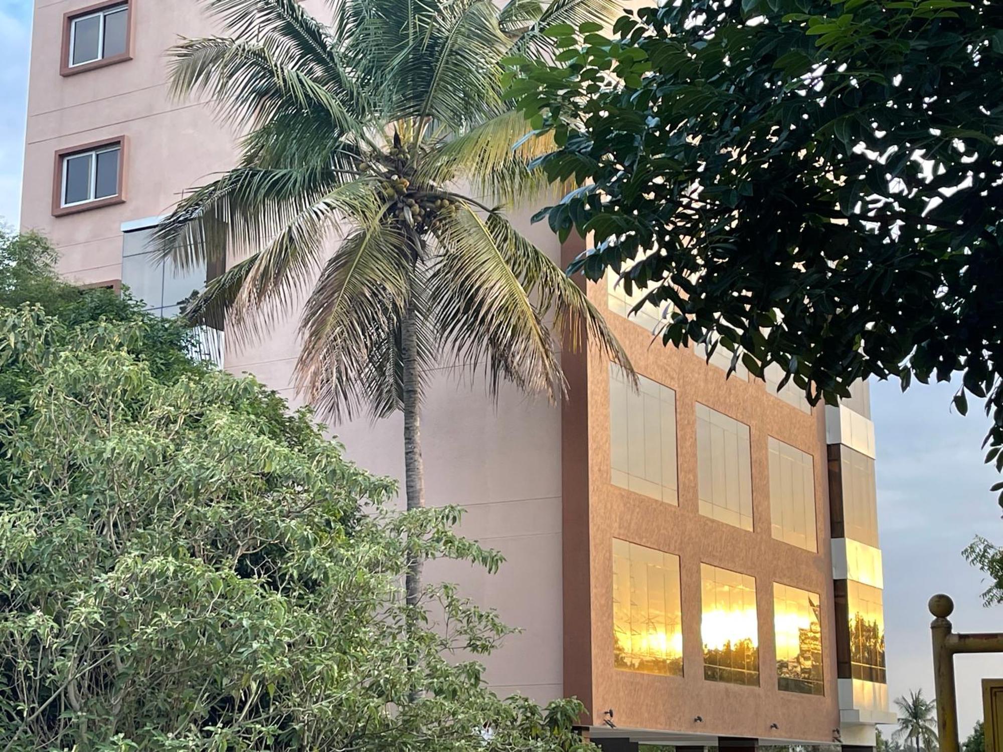 Hotel Aashraya Dod Jala Extérieur photo